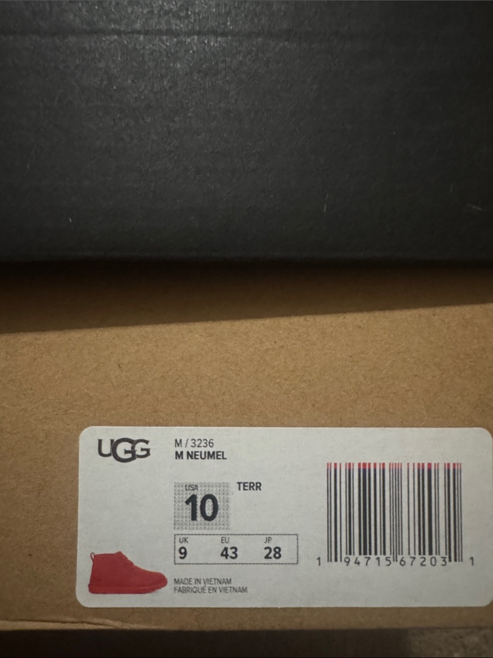 UGG M Neumel Box Label — Red Accent